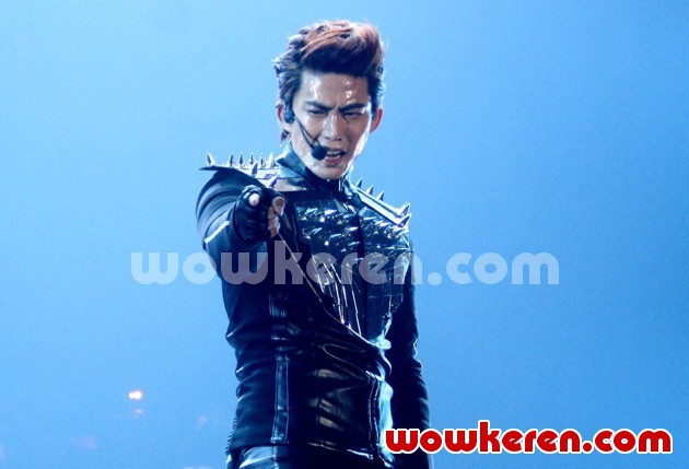 Gambar Foto Aksi Taecyeon 2PM di Konser 'What Time Is It Live Tour In Jakarta'
