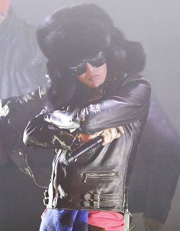 Gambar Foto Aksi G-Dragon di Konser GMarket 'StayG4'