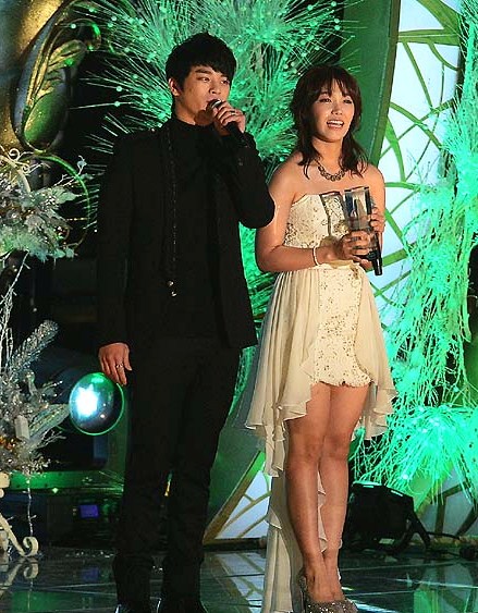 Gambar Foto Seo In Guk dan Jung Eun Ji Raih Piala Best OST Award Melon Music Awards 2012