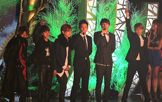 Gambar Foto Beast Raih Piala Best Artist Melon Music Awards 2012