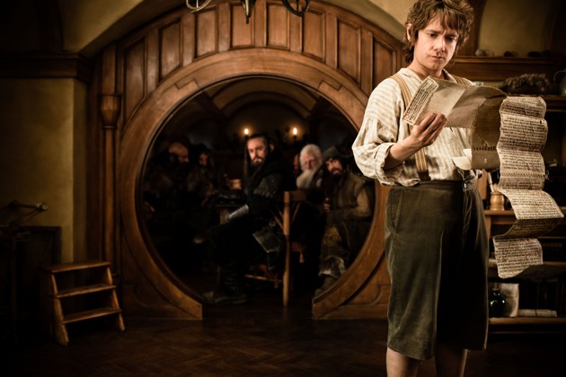 Gambar Foto Bilbo Baggins Membaca Petunjuk