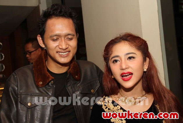 Gambar Foto Dewi Persik Saat Peluncuran Album 'Kompilasi Spektakuler