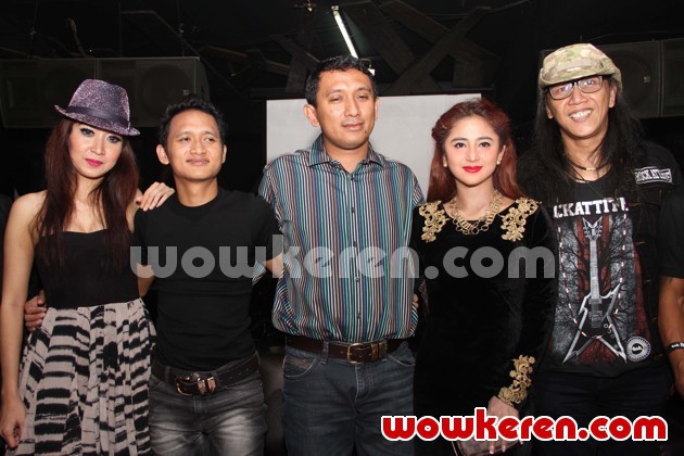 Gambar Foto Dewi Persik Saat Peluncuran Album 'Kompilasi Spektakuler