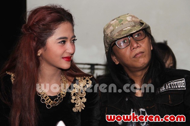 Gambar Foto Dewi Persik Saat Peluncuran Album 'Kompilasi Spektakuler'
