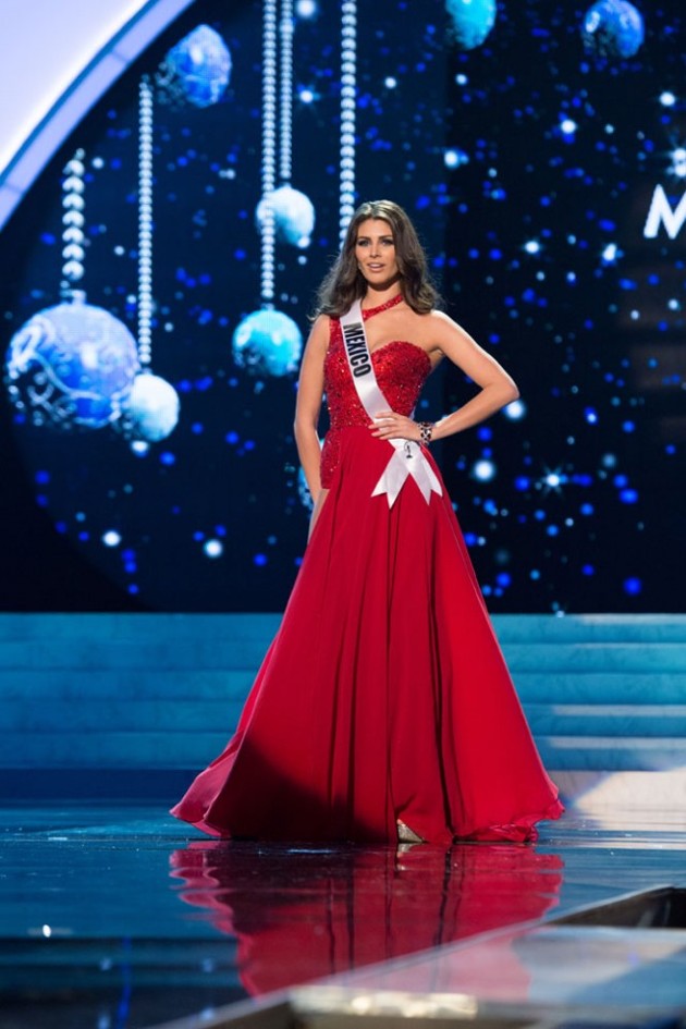 Gambar Foto Miss Mexico, Karina Gonzalez, dalam Sesi Gaun Malam