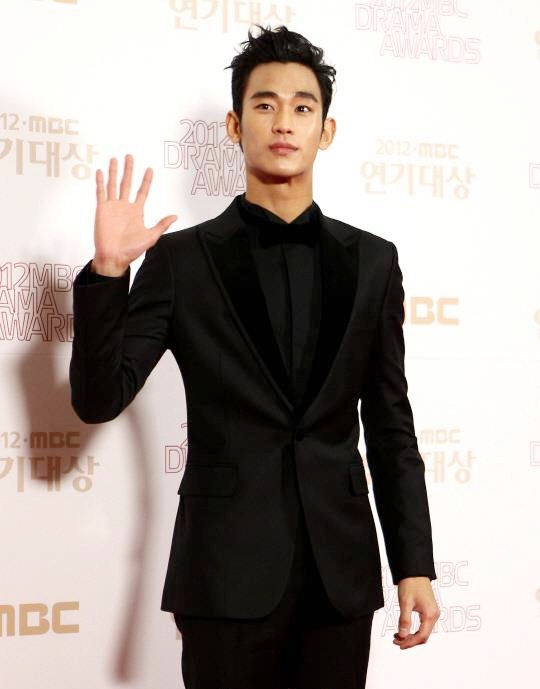 Gambar Foto Kim Soo Hyun di Red Carpet MBC Drama Awards 2012