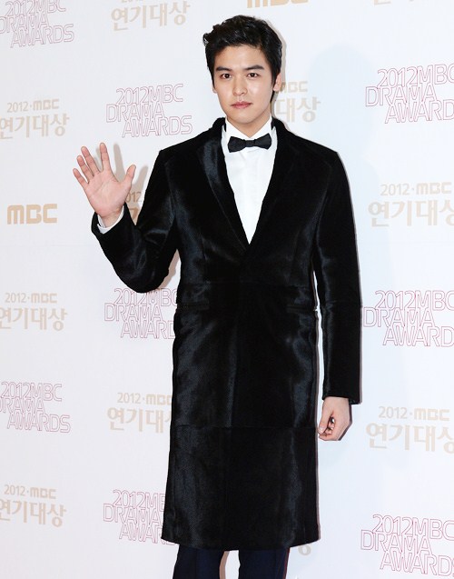 Gambar Foto Lee Jang Woo di Red Carpet MBC Drama Awards 2012