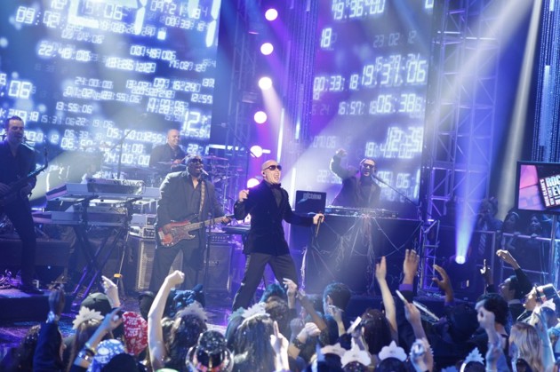 Gambar Foto Pitbull Tampil di Konser Dick Clark's New Years Rockin' Eve