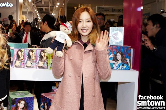 Gambar Foto Tae Yeon Memamerkan Barang-barang yang Berhubungan dengan MV 'I Got a Boy'