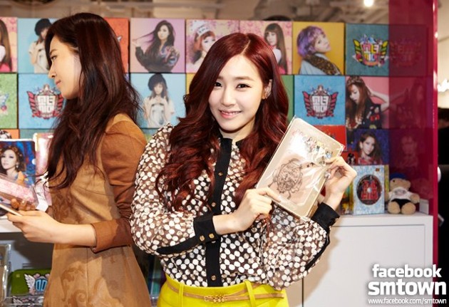 Gambar Foto Tiffany Memamerkan Barang-barang yang Berhubungan dengan MV 'I Got a Boy'