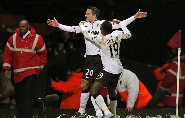 Gambar Foto Robin van Persie Merayakan Keberhasilannya Mencetak Gol