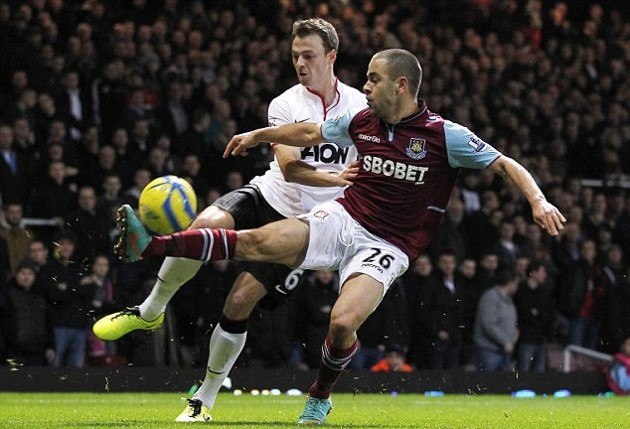 Gambar Foto Joe Cole Dihadang Pemain Manchester United