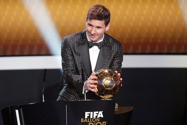 Gambar Foto Lionel Messi Berpidato Usai Menerima Trofi