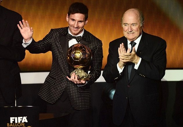 Gambar Foto Lionel Messi Berfoto dengan Presidan FIFA Joseph Blatter