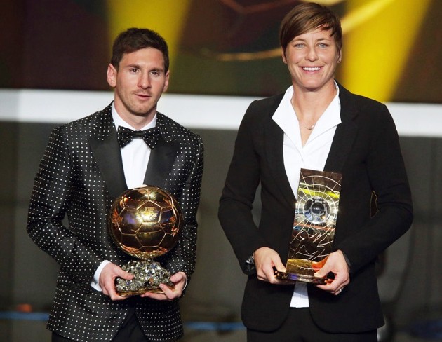 Gambar Foto Lionel Messi dan Abby Wambach Berfoto Bersama