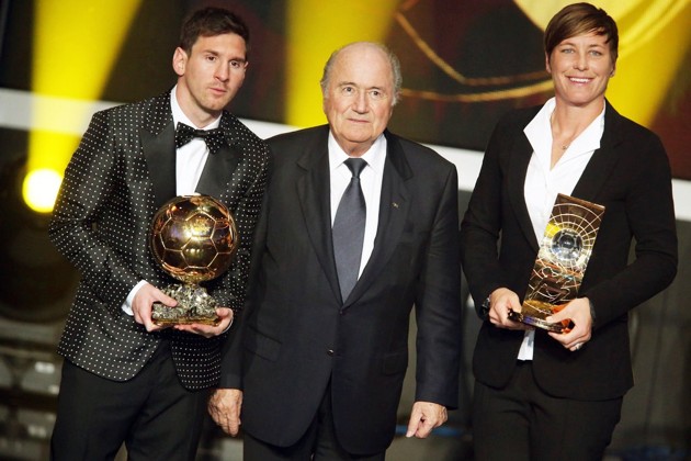 Gambar Foto Lionel Messi dan Abby Wambach Berfoto Bersama dengan Joseph Blatter