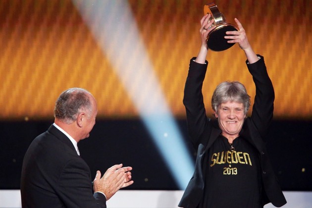 Gambar Foto Pia Sudhage Terima Trofi FIFA World Coach of Women's Football 2012