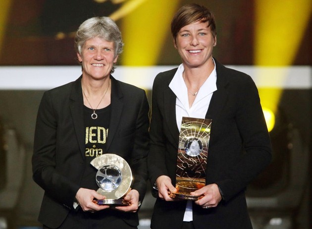 Gambar Foto Pia Sudhage dan Abby Wambach Berfoto Bersama