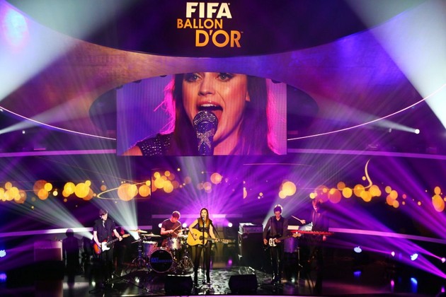 Gambar Foto Penampilan Amy McDonald di FIFA Ballon d'Or Gala 2012