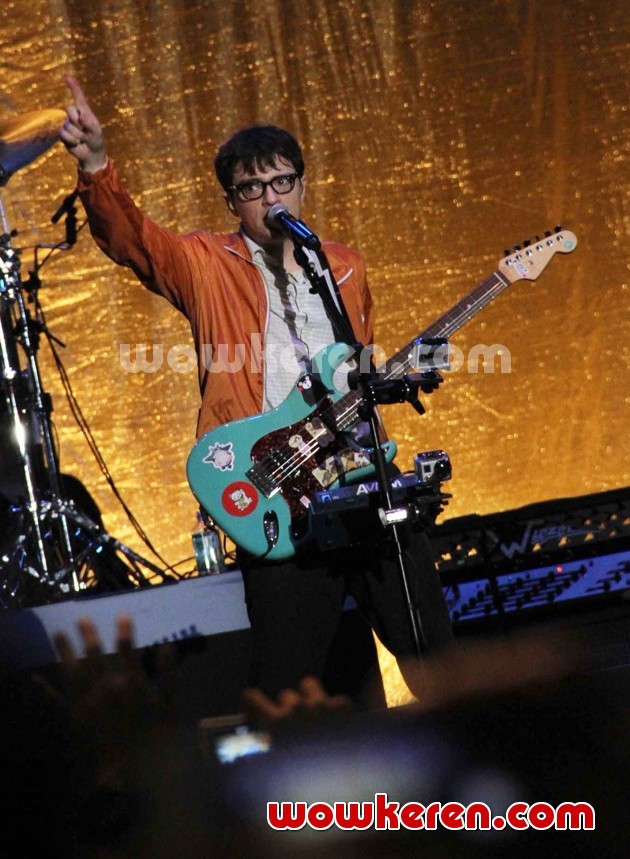 Gambar Foto Aksi Rivers Cuomo Weezer di Konser 'Blue Album Night