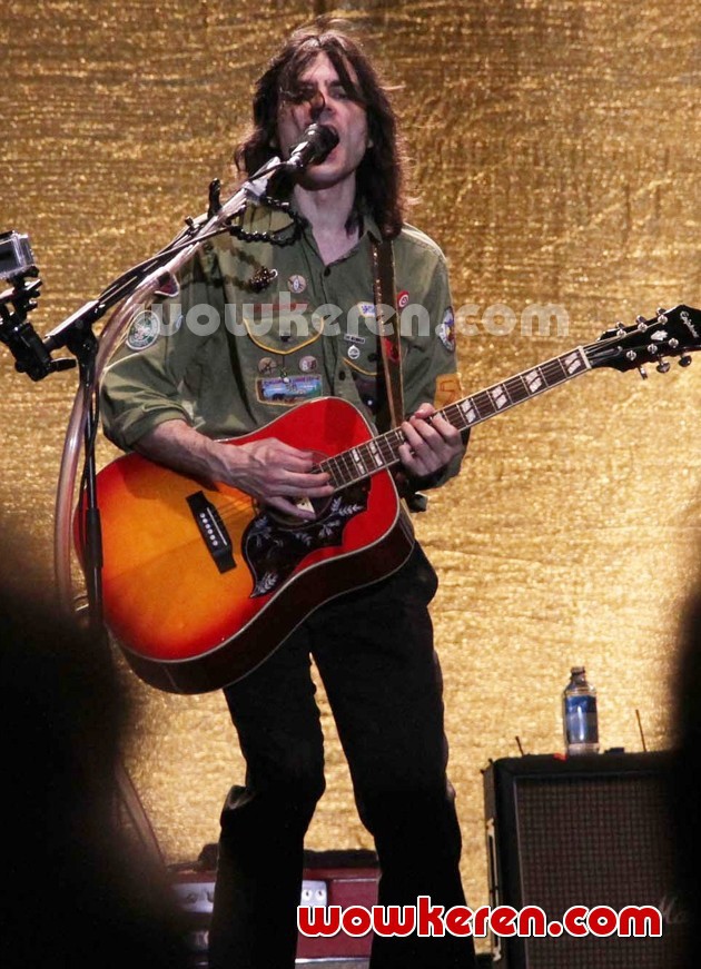 Gambar Foto Aksi Brian Bell Weezer di Konser 'Blue Album Night'