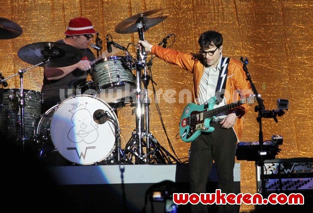Gambar Foto Penampilan Weezer di Konser 'Blue Album Night'