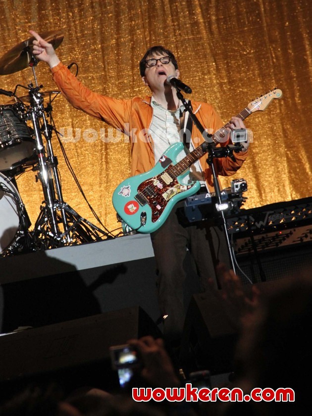 Gambar Foto Aksi Rivers Cuomo Weezer di Konser 'Blue Album Night