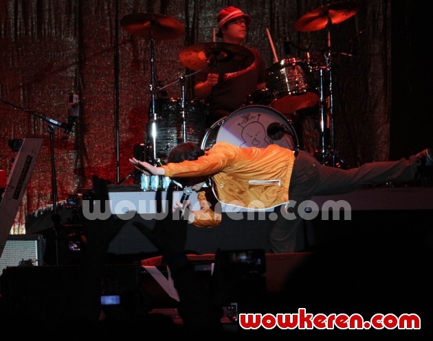 Gambar Foto Aksi Rivers Cuomo Weezer di Konser 'Blue Album Night'