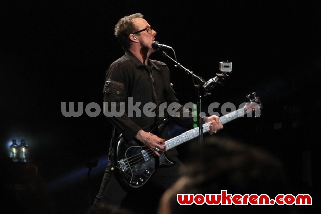 Gambar Foto Aksi Scott Shriner Weezer di Konser 'Blue Album Night'