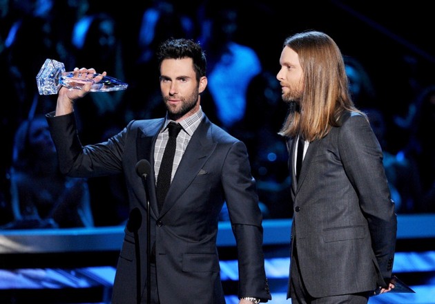 Gambar Foto Maroon 5 Teima Piala Favorite Band