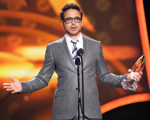 Gambar Foto Robert Downey Jr. Terima Piala Favorite Movie Actor