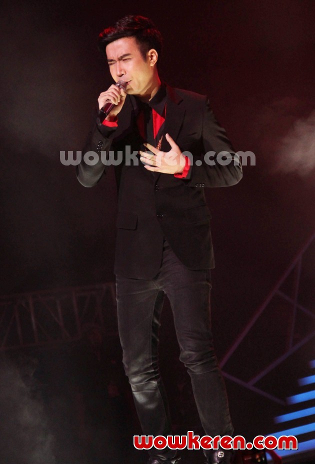 Gambar Foto Penampilan Vidi Aldiano di Konser HUT Indosiar ke-18