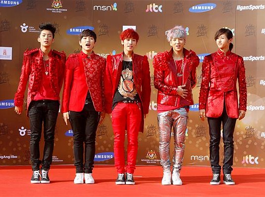 Gambar Foto B1A4 di Red Carpet Golden Disk Awards 2013