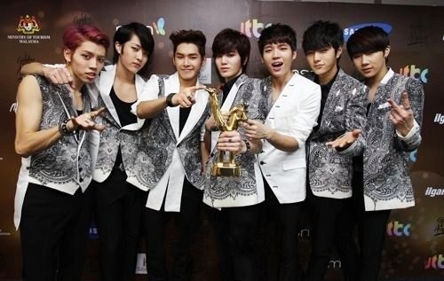 Gambar Foto Infinite Raih Trofi Best Group Performance Award