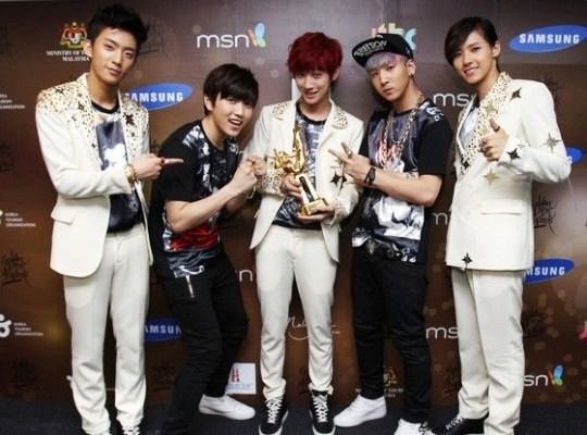 Gambar Foto B1A4 Raih Trofi Disk Bonsang