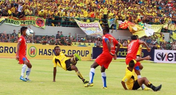 Gambar Foto Nehemia Bill Solossa Menendang Bola ke Arah Gawang