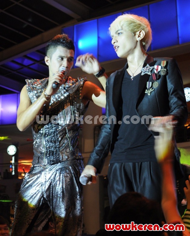 Gambar Foto Penampilan S4 di Grand Opening Gold's Gym Express