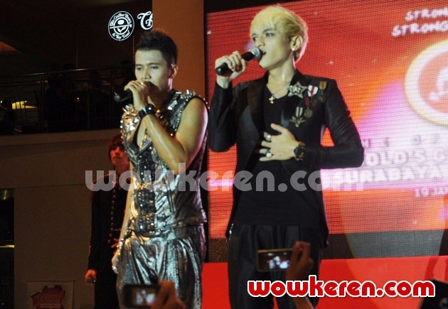 Gambar Foto Penampilan S4 di Grand Opening Gold's Gym Express