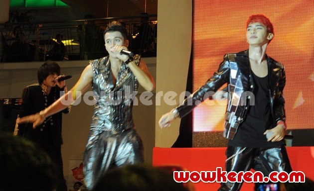 Gambar Foto Penampilan S4 di Grand Opening Gold's Gym Express