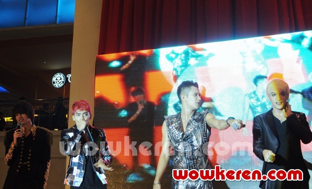 Gambar Foto Penampilan S4 di Grand Opening Gold's Gym Express