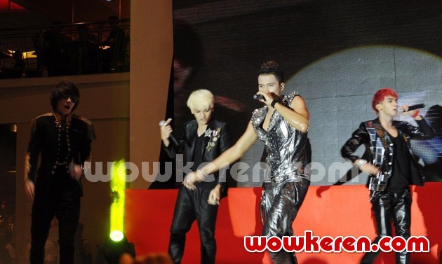 Gambar Foto Penampilan S4 di Grand Opening Gold's Gym Express
