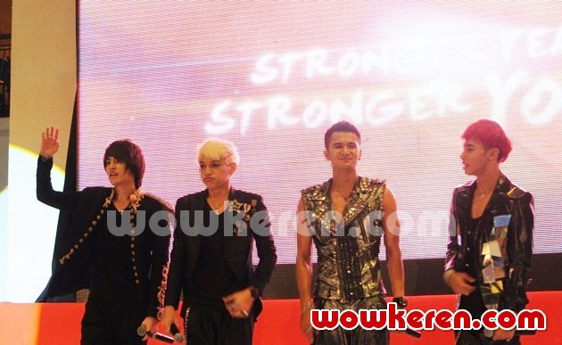 Gambar Foto Penampilan S4 di Grand Opening Gold's Gym Express