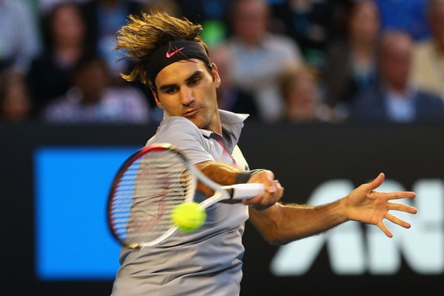 Gambar Foto Roger Federer Melakukan Serangan Balik ke Andy Murray