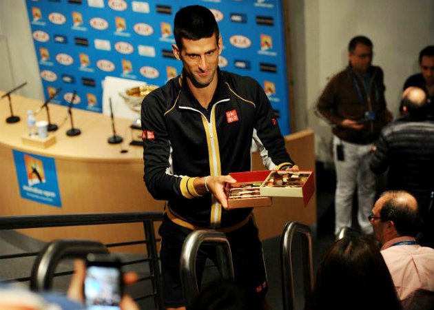 Gambar Foto Setelah Kemenangannya Novak Djokovic Membagikan Coklat