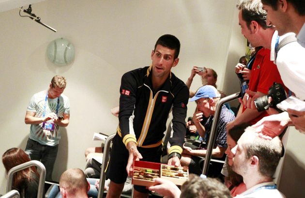Gambar Foto Novak Djokovic Membagikan Coklat pada Wartawan yang Hadir Meliput