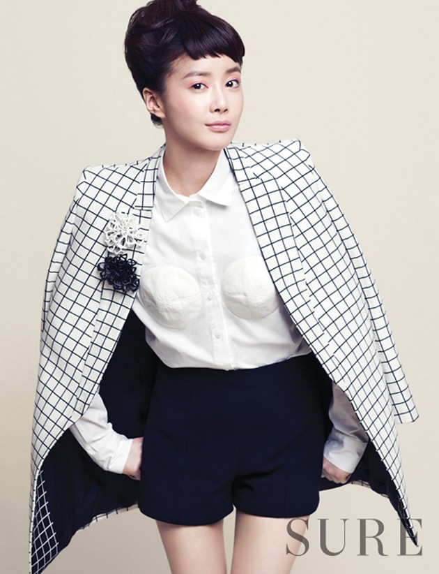 Gambar Foto Lee Si Young di Majalah Sure Edisi Februari 2013