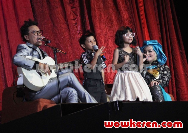 Gambar Foto Keluarga Uya Kuya di Infotainment Awards SCTV 2013