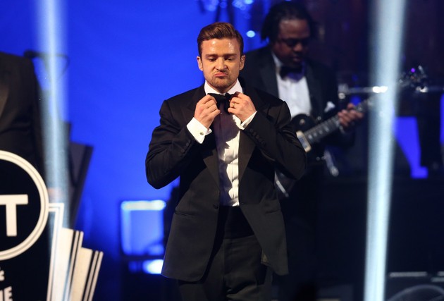 Gambar Foto Aksi Justin Timberlake dengan Gitarnya di Konser Super Bowl 2013