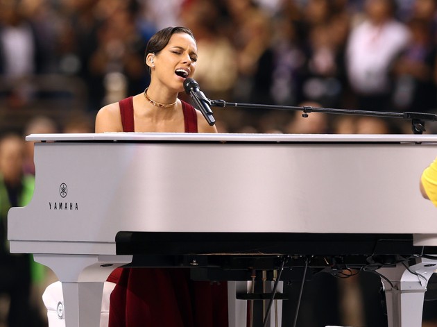 Gambar Foto Alicia Keys Nyanyikan Lagu Kebangsaan Amerika Serikat di Konser Super Bowl 2013