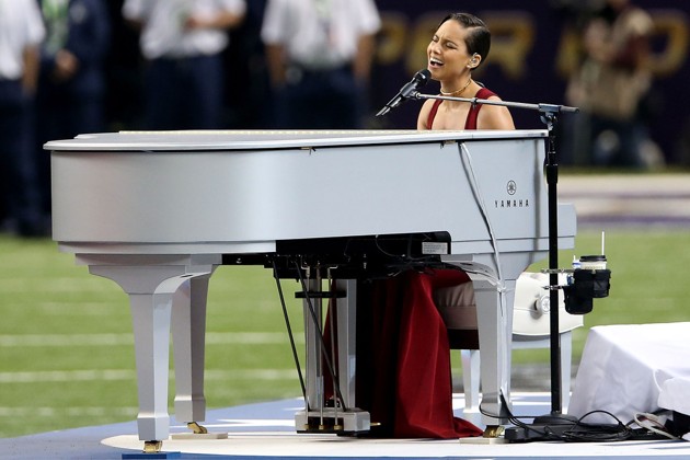 Foto Alicia Keys Tampil di Konser Super Bowl 2013